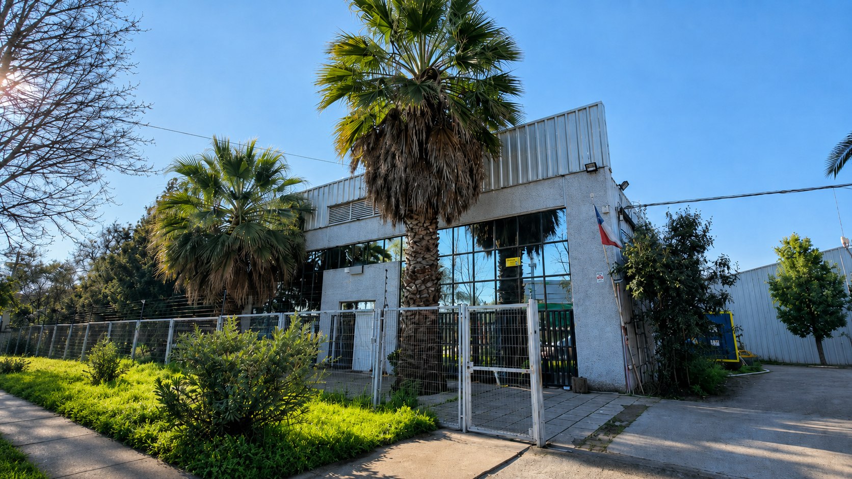 Estación de corte láser en el taller de R Ingeniería en Talca
